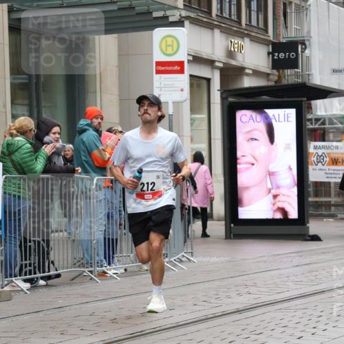 05.10.2025 - 20. swb-Marathon Bremen Strokosch-Dieckow http://msf.ph/oto/9286391 05.10.2025 12:14:54 Ziel 212, 212 meine-sportfotos.de