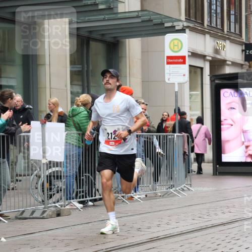 05.10.2025 - 20. swb-Marathon Bremen Strokosch-Dieckow http://msf.ph/oto/9286403 05.10.2025 12:14:54 Ziel 212, 212 meine-sportfotos.de