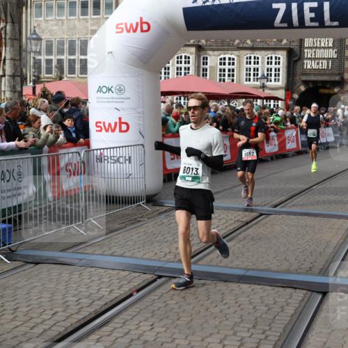 05.10.2025 - 20. swb-Marathon Bremen Yannick Fuchs http://msf.ph/oto/9286416 05.10.2025 13:04:13 Ziel 1652, 2472, 2482, 2656, 7070, 8013 meine-sportfotos.de