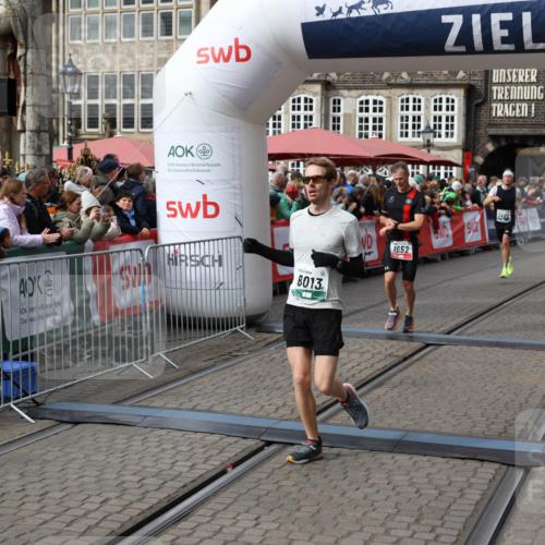 05.10.2025 - 20. swb-Marathon Bremen Yannick Fuchs http://msf.ph/oto/9286422 05.10.2025 13:04:13 Ziel 1652, 2472, 2482, 2656, 7070, 8013 meine-sportfotos.de