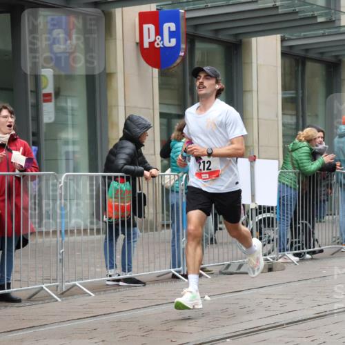 05.10.2025 - 20. swb-Marathon Bremen Strokosch-Dieckow http://msf.ph/oto/9286424 05.10.2025 12:14:55 Ziel 212, 212 meine-sportfotos.de