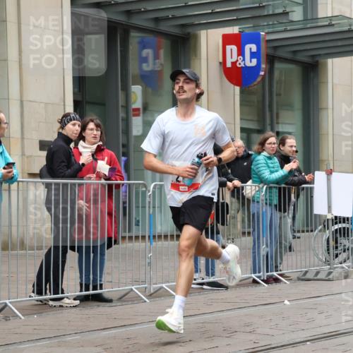05.10.2025 - 20. swb-Marathon Bremen Strokosch-Dieckow http://msf.ph/oto/9286437 05.10.2025 12:14:55 Ziel 212, 212 meine-sportfotos.de