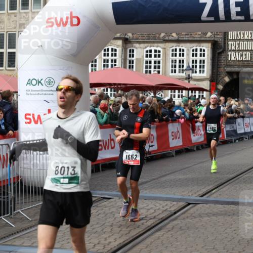 05.10.2025 - 20. swb-Marathon Bremen Yannick Fuchs http://msf.ph/oto/9286444 05.10.2025 13:04:14 Ziel 1652, 2472, 2482, 2656, 4848, 7070, 8013 meine-sportfotos.de