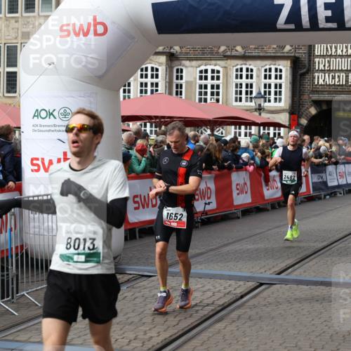 05.10.2025 - 20. swb-Marathon Bremen Yannick Fuchs http://msf.ph/oto/9286449 05.10.2025 13:04:14 Ziel 1652, 2472, 2482, 2656, 4848, 7070, 8013 meine-sportfotos.de