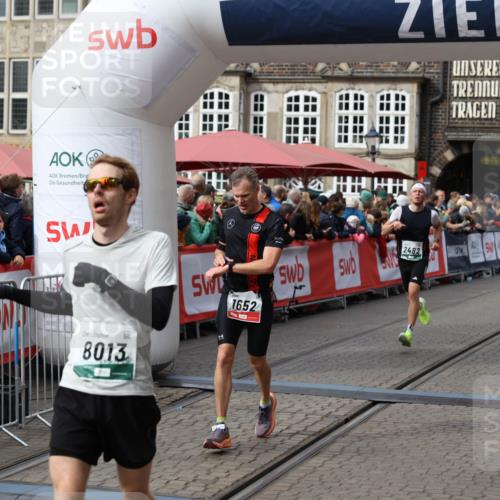 05.10.2025 - 20. swb-Marathon Bremen Yannick Fuchs http://msf.ph/oto/9286457 05.10.2025 13:04:14 Ziel 1652, 2472, 2482, 2656, 4848, 7070, 8013 meine-sportfotos.de