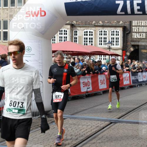 05.10.2025 - 20. swb-Marathon Bremen Yannick Fuchs http://msf.ph/oto/9286469 05.10.2025 13:04:14 Ziel 1652, 2472, 2482, 2656, 4848, 7070, 8013 meine-sportfotos.de