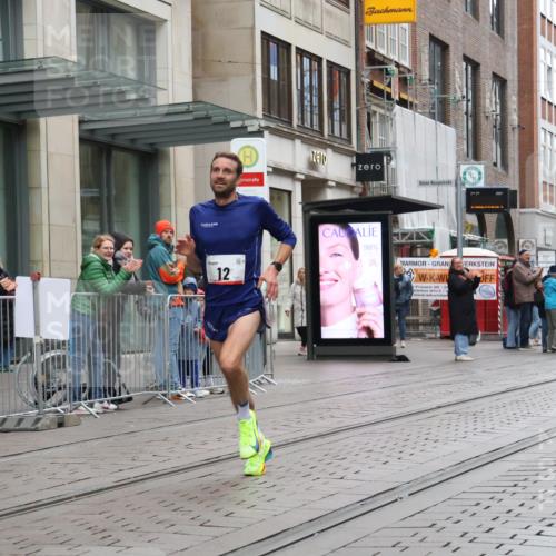 05.10.2025 - 20. swb-Marathon Bremen Strokosch-Dieckow http://msf.ph/oto/9286503 05.10.2025 12:15:25 Ziel 12, 12 meine-sportfotos.de