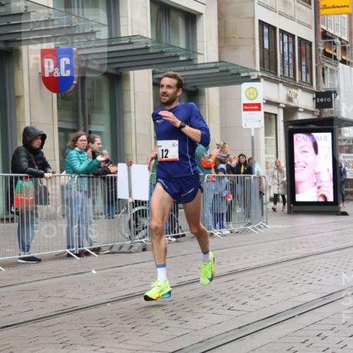 05.10.2025 - 20. swb-Marathon Bremen Strokosch-Dieckow http://msf.ph/oto/9286514 05.10.2025 12:15:25 Ziel 12, 12 meine-sportfotos.de