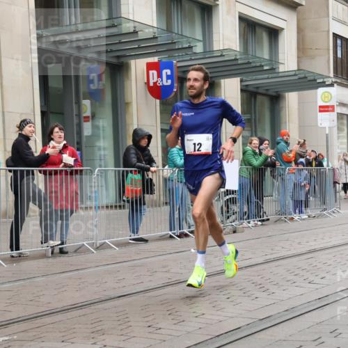 05.10.2025 - 20. swb-Marathon Bremen Strokosch-Dieckow http://msf.ph/oto/9286525 05.10.2025 12:15:25 Ziel 12, 12 meine-sportfotos.de