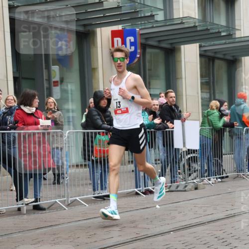 05.10.2025 - 20. swb-Marathon Bremen Strokosch-Dieckow http://msf.ph/oto/9286602 05.10.2025 12:15:49 Ziel 13, 13 meine-sportfotos.de