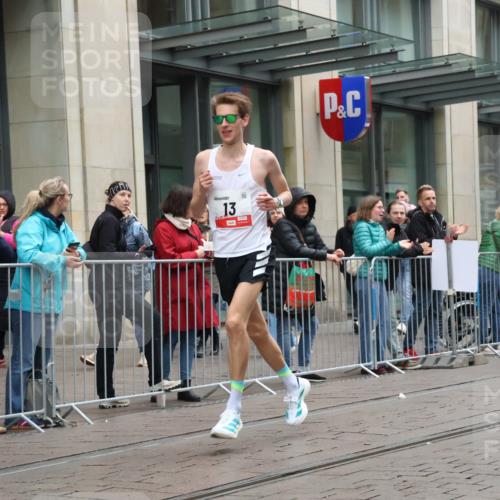05.10.2025 - 20. swb-Marathon Bremen Strokosch-Dieckow http://msf.ph/oto/9286612 05.10.2025 12:15:49 Ziel 13, 13 meine-sportfotos.de