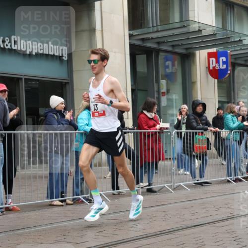 05.10.2025 - 20. swb-Marathon Bremen Strokosch-Dieckow http://msf.ph/oto/9286623 05.10.2025 12:15:50 Ziel 13, 13 meine-sportfotos.de