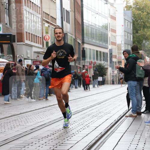 05.10.2025 - 20. swb-Marathon Bremen Strokosch-Dieckow http://msf.ph/oto/9286684 05.10.2025 12:17:17 Ziel 404, 1124, 1739, 404, 1124, 1739 meine-sportfotos.de