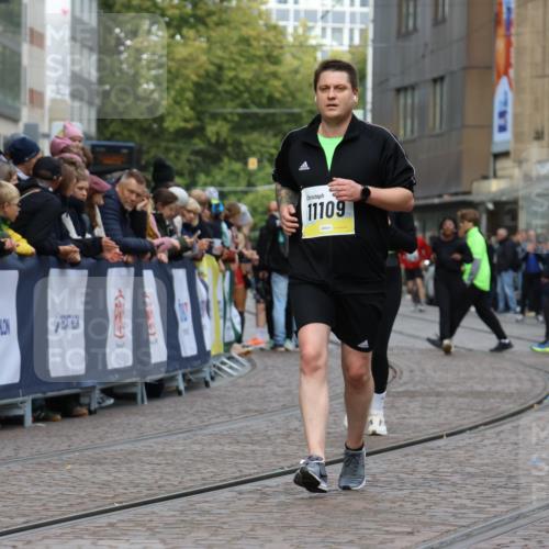 05.10.2025 - 20. swb-Marathon Bremen Strokosch-Dieckow http://msf.ph/oto/9286739 05.10.2025 11:19:26 Ziel 11109 meine-sportfotos.de