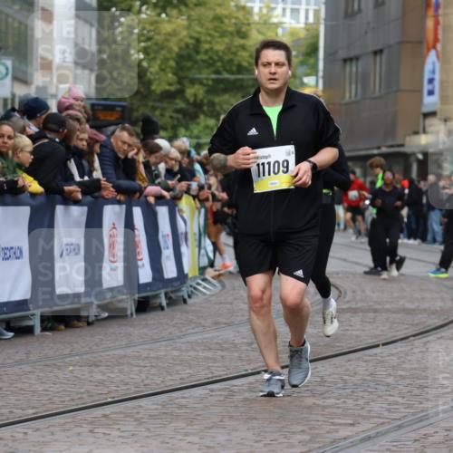05.10.2025 - 20. swb-Marathon Bremen Strokosch-Dieckow http://msf.ph/oto/9286848 05.10.2025 11:19:26 Ziel 11109 meine-sportfotos.de