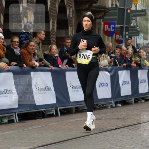 05.10.2025 - 20. swb-Marathon Bremen Strokosch-Dieckow http://msf.ph/oto/9286872 05.10.2025 11:19:32 Ziel 9705, 11109 meine-sportfotos.de