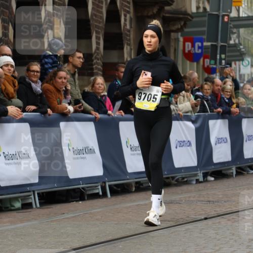 05.10.2025 - 20. swb-Marathon Bremen Strokosch-Dieckow http://msf.ph/oto/9286900 05.10.2025 11:19:32 Ziel 9705, 11109 meine-sportfotos.de