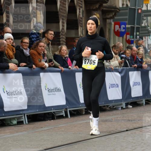 05.10.2025 - 20. swb-Marathon Bremen Strokosch-Dieckow http://msf.ph/oto/9286924 05.10.2025 11:19:32 Ziel 9705, 11109 meine-sportfotos.de