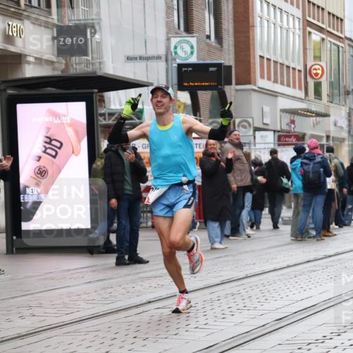 05.10.2025 - 20. swb-Marathon Bremen Strokosch-Dieckow http://msf.ph/oto/9286935 05.10.2025 12:18:58 Ziel 2049, 2049 meine-sportfotos.de
