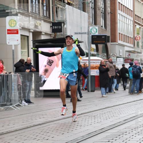 05.10.2025 - 20. swb-Marathon Bremen Strokosch-Dieckow http://msf.ph/oto/9286945 05.10.2025 12:18:58 Ziel 2049, 2049 meine-sportfotos.de