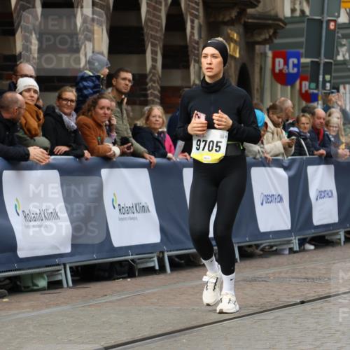 05.10.2025 - 20. swb-Marathon Bremen Strokosch-Dieckow http://msf.ph/oto/9286949 05.10.2025 11:19:32 Ziel 9705, 11109 meine-sportfotos.de