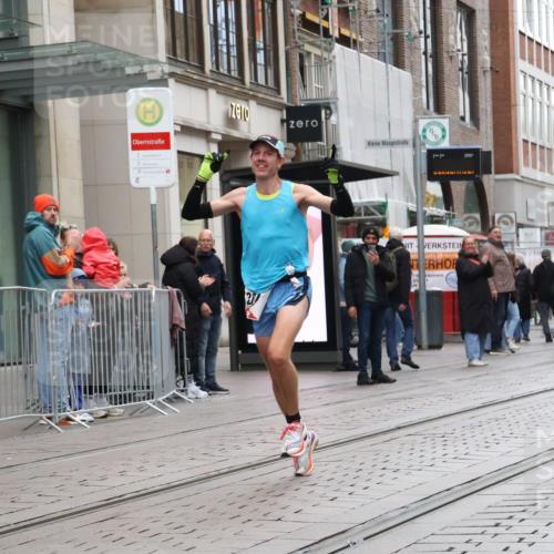 05.10.2025 - 20. swb-Marathon Bremen Strokosch-Dieckow http://msf.ph/oto/9286955 05.10.2025 12:18:59 Ziel 2049, 2049 meine-sportfotos.de