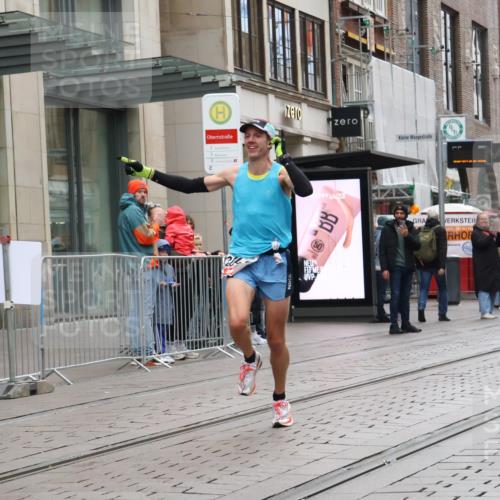05.10.2025 - 20. swb-Marathon Bremen Strokosch-Dieckow http://msf.ph/oto/9286965 05.10.2025 12:18:59 Ziel 2049, 2049 meine-sportfotos.de