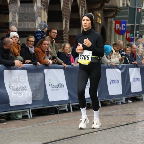 05.10.2025 - 20. swb-Marathon Bremen Strokosch-Dieckow http://msf.ph/oto/9286972 05.10.2025 11:19:32 Ziel 9705, 11109 meine-sportfotos.de