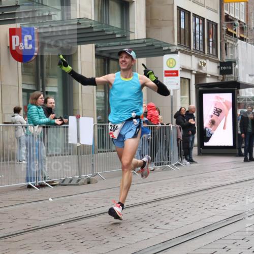 05.10.2025 - 20. swb-Marathon Bremen Strokosch-Dieckow http://msf.ph/oto/9286975 05.10.2025 12:18:59 Ziel 2049, 2049 meine-sportfotos.de