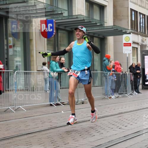 05.10.2025 - 20. swb-Marathon Bremen Strokosch-Dieckow http://msf.ph/oto/9286984 05.10.2025 12:19:00 Ziel 2049, 2049 meine-sportfotos.de