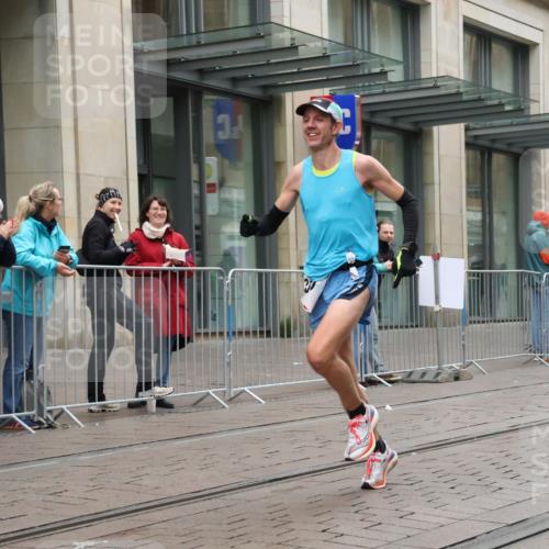 05.10.2025 - 20. swb-Marathon Bremen Strokosch-Dieckow http://msf.ph/oto/9286995 05.10.2025 12:19:00 Ziel 2049, 2049 meine-sportfotos.de