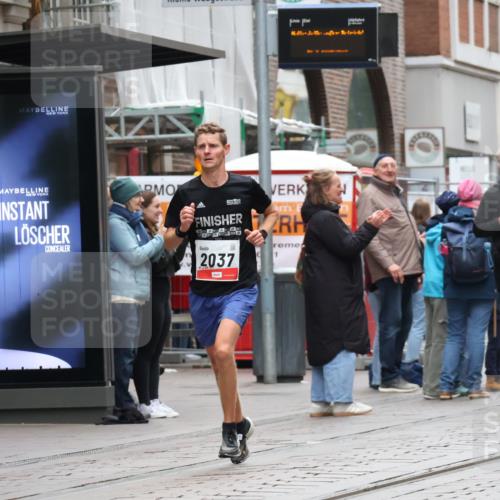 05.10.2025 - 20. swb-Marathon Bremen Strokosch-Dieckow http://msf.ph/oto/9287012 05.10.2025 12:20:09 Ziel 3, 2037, 3, 2037 meine-sportfotos.de