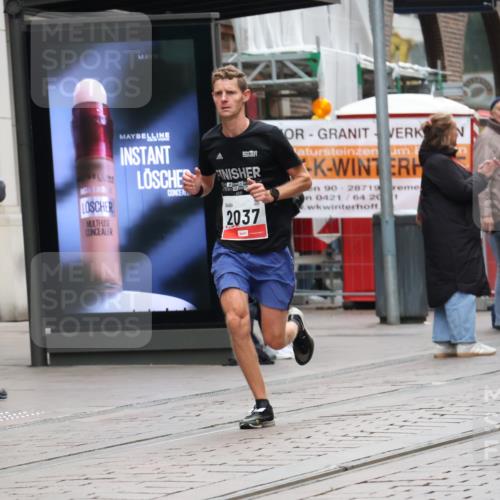05.10.2025 - 20. swb-Marathon Bremen Strokosch-Dieckow http://msf.ph/oto/9287020 05.10.2025 12:20:09 Ziel 3, 2037, 3, 2037 meine-sportfotos.de