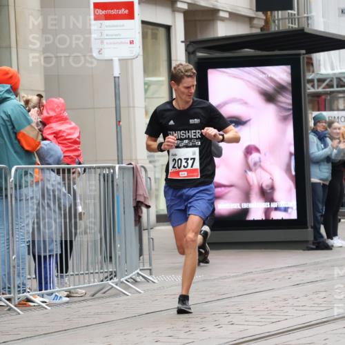 05.10.2025 - 20. swb-Marathon Bremen Strokosch-Dieckow http://msf.ph/oto/9287036 05.10.2025 12:20:10 Ziel 3, 2037, 3, 2037 meine-sportfotos.de