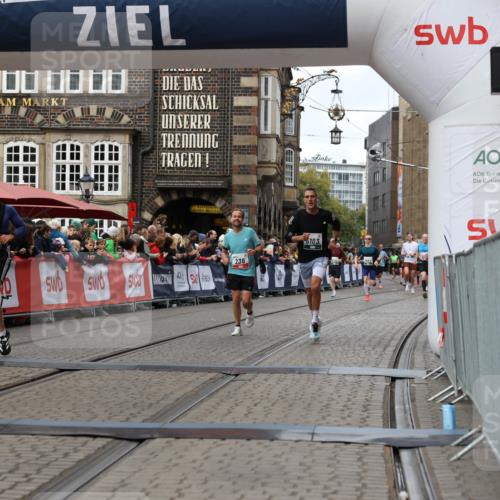 05.10.2025 - 20. swb-Marathon Bremen Yannick Fuchs http://msf.ph/oto/9287040 05.10.2025 13:05:21 Ziel 236, 917, 4291, 5103 meine-sportfotos.de