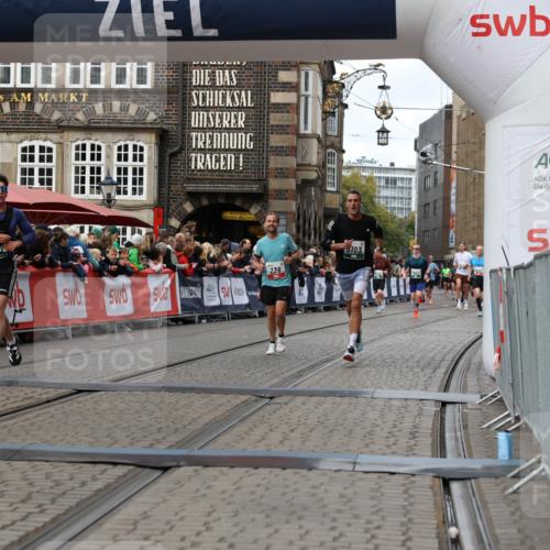 05.10.2025 - 20. swb-Marathon Bremen Yannick Fuchs http://msf.ph/oto/9287048 05.10.2025 13:05:22 Ziel 236, 917, 4291, 5103 meine-sportfotos.de