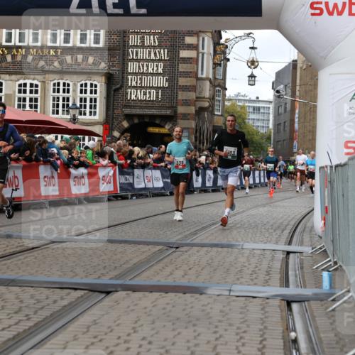 05.10.2025 - 20. swb-Marathon Bremen Yannick Fuchs http://msf.ph/oto/9287053 05.10.2025 13:05:22 Ziel 236, 917, 4291, 5103 meine-sportfotos.de