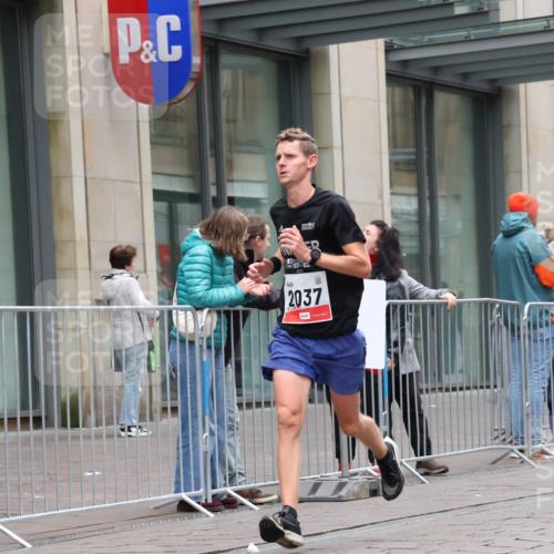 05.10.2025 - 20. swb-Marathon Bremen Strokosch-Dieckow http://msf.ph/oto/9287068 05.10.2025 12:20:12 Ziel 3, 2037, 3, 2037 meine-sportfotos.de
