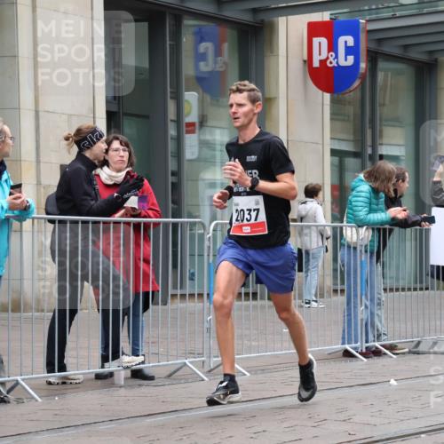 05.10.2025 - 20. swb-Marathon Bremen Strokosch-Dieckow http://msf.ph/oto/9287078 05.10.2025 12:20:12 Ziel 3, 2037, 3, 2037 meine-sportfotos.de