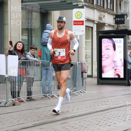 05.10.2025 - 20. swb-Marathon Bremen Strokosch-Dieckow http://msf.ph/oto/9287145 05.10.2025 12:20:26 Ziel 3, 1233, 3, 1233 meine-sportfotos.de