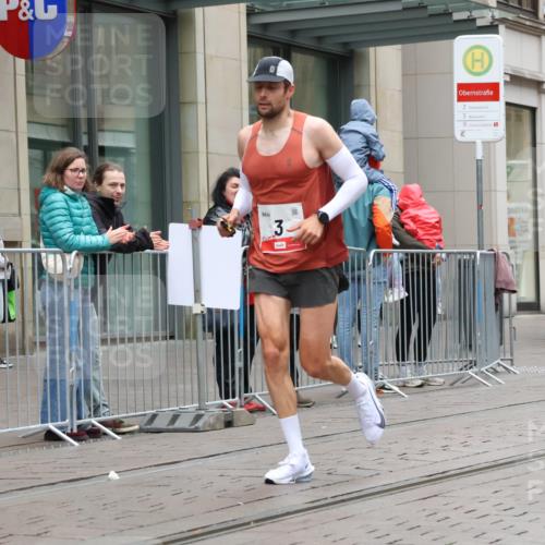 05.10.2025 - 20. swb-Marathon Bremen Strokosch-Dieckow http://msf.ph/oto/9287153 05.10.2025 12:20:26 Ziel 3, 1233, 3, 1233 meine-sportfotos.de