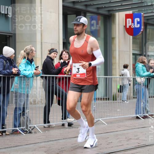 05.10.2025 - 20. swb-Marathon Bremen Strokosch-Dieckow http://msf.ph/oto/9287172 05.10.2025 12:20:27 Ziel 3, 1233, 3, 1233 meine-sportfotos.de