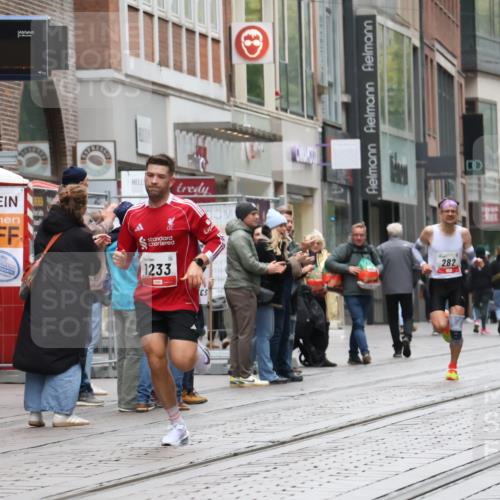 05.10.2025 - 20. swb-Marathon Bremen Strokosch-Dieckow http://msf.ph/oto/9287179 05.10.2025 12:20:44 Ziel 282, 1233, 282, 1233 meine-sportfotos.de