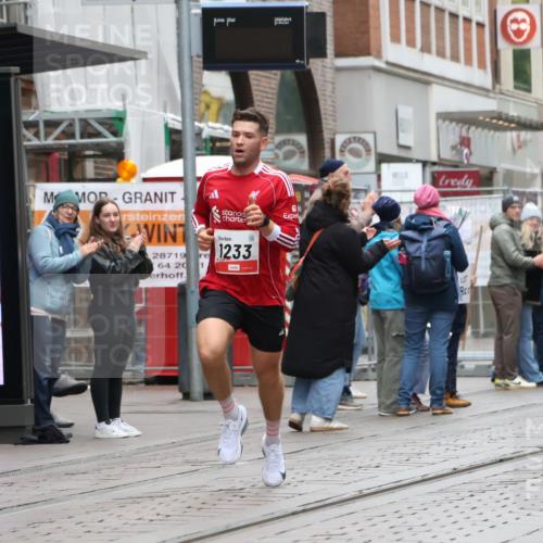 05.10.2025 - 20. swb-Marathon Bremen Strokosch-Dieckow http://msf.ph/oto/9287200 05.10.2025 12:20:45 Ziel 282, 1233, 282, 1233 meine-sportfotos.de