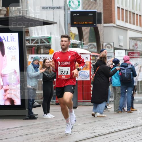 05.10.2025 - 20. swb-Marathon Bremen Strokosch-Dieckow http://msf.ph/oto/9287209 05.10.2025 12:20:45 Ziel 282, 1233, 282, 1233 meine-sportfotos.de