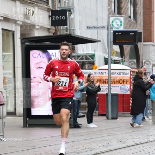 05.10.2025 - 20. swb-Marathon Bremen Strokosch-Dieckow http://msf.ph/oto/9287217 05.10.2025 12:20:46 Ziel 282, 1233, 282, 1233 meine-sportfotos.de