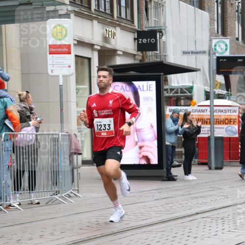 05.10.2025 - 20. swb-Marathon Bremen Strokosch-Dieckow http://msf.ph/oto/9287232 05.10.2025 12:20:47 Ziel 282, 1233, 282, 1233 meine-sportfotos.de