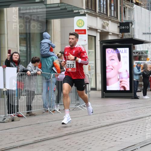 05.10.2025 - 20. swb-Marathon Bremen Strokosch-Dieckow http://msf.ph/oto/9287242 05.10.2025 12:20:47 Ziel 282, 1233, 282, 1233 meine-sportfotos.de
