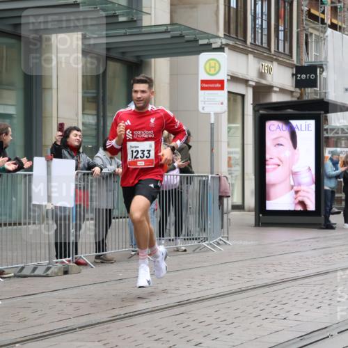 05.10.2025 - 20. swb-Marathon Bremen Strokosch-Dieckow http://msf.ph/oto/9287254 05.10.2025 12:20:47 Ziel 282, 1233, 282, 1233 meine-sportfotos.de