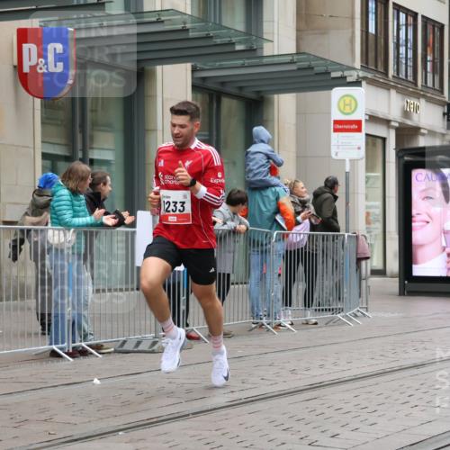 05.10.2025 - 20. swb-Marathon Bremen Strokosch-Dieckow http://msf.ph/oto/9287263 05.10.2025 12:20:48 Ziel 282, 1233, 282, 1233 meine-sportfotos.de